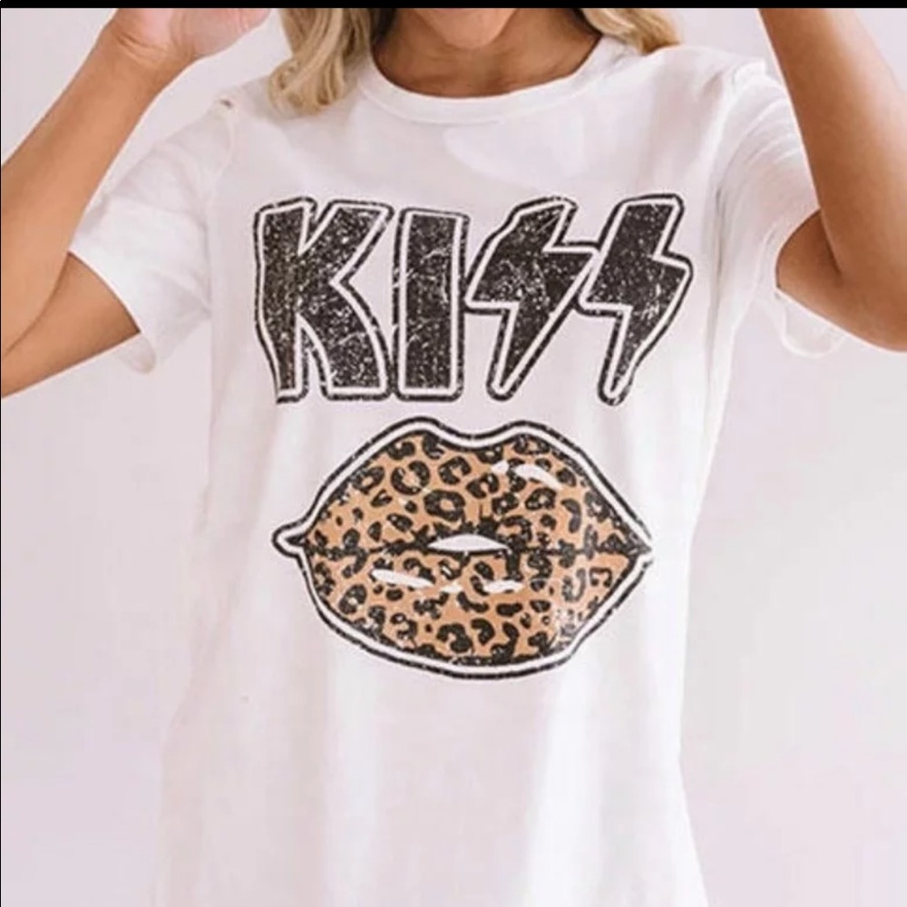 Host Pick! New! Kiss ๐ graphic tee rock tee-shirt - Picture 4 of 5
